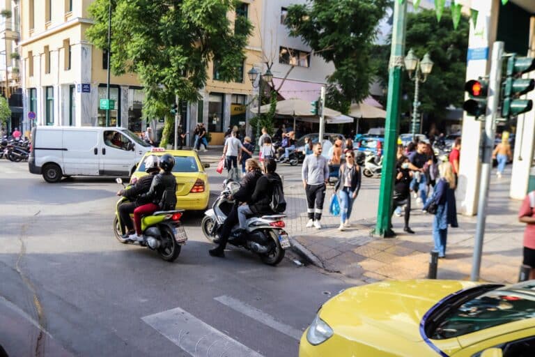 Circulation à un carrefour d'Athènes : voiture, scooter et taxi