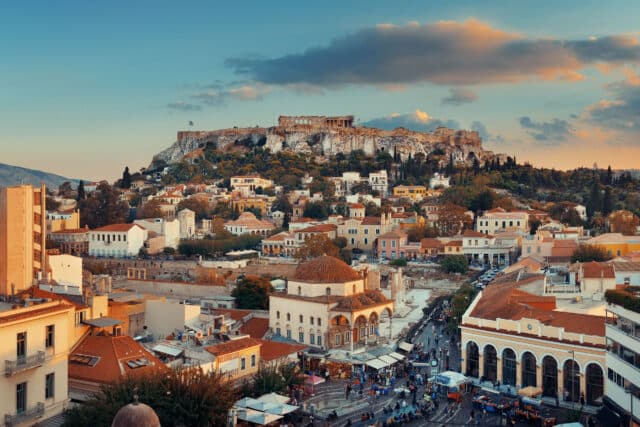 Athènes, la place de Monastiraki surplombée par l'Acropole