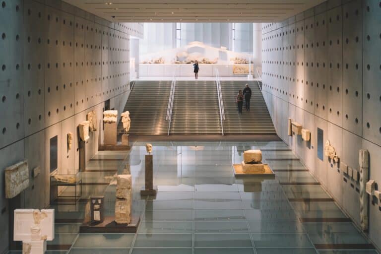Vue des galeries du musée de l'Acropole à Athènes