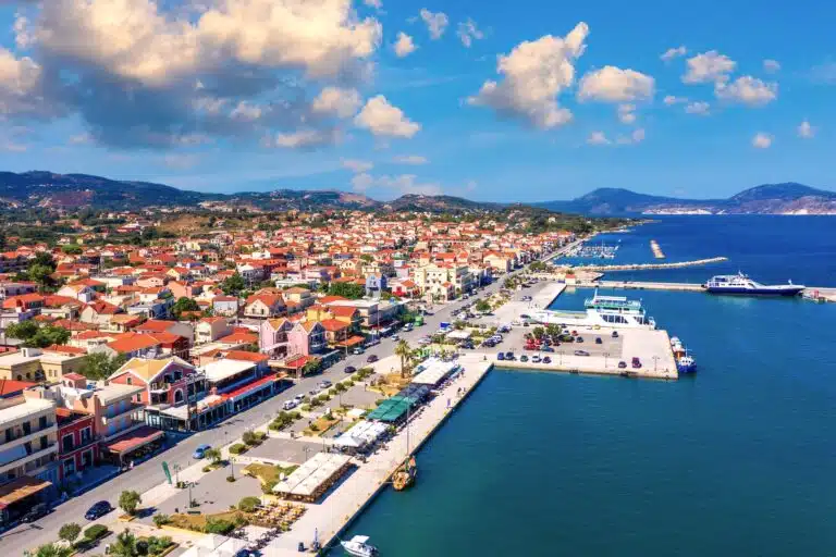 Cephalonie - Kefalonia : vue aérienne de Lixouri, seconde plus grande ville de l'ile