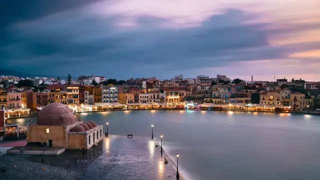 Coucher de soleil sur le port de Chania en Crète