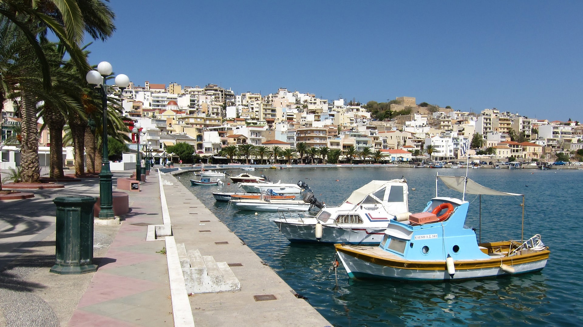 Vue sur le port de Sitia a l'est de la Crète
