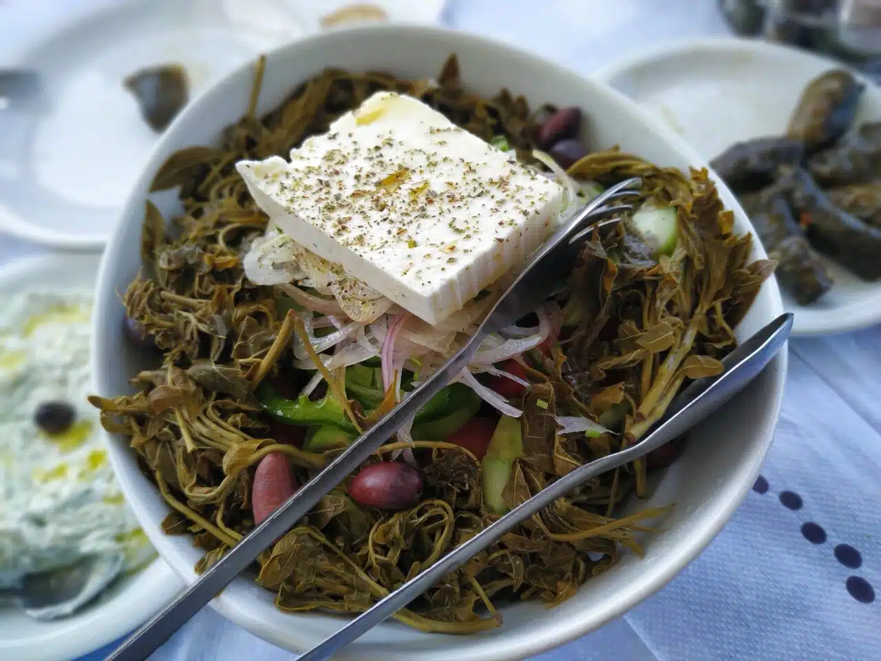 Salade grecque traditionnelle de Vlita, herbes sauvages cuites, et un morceau de feta avec quelques olives