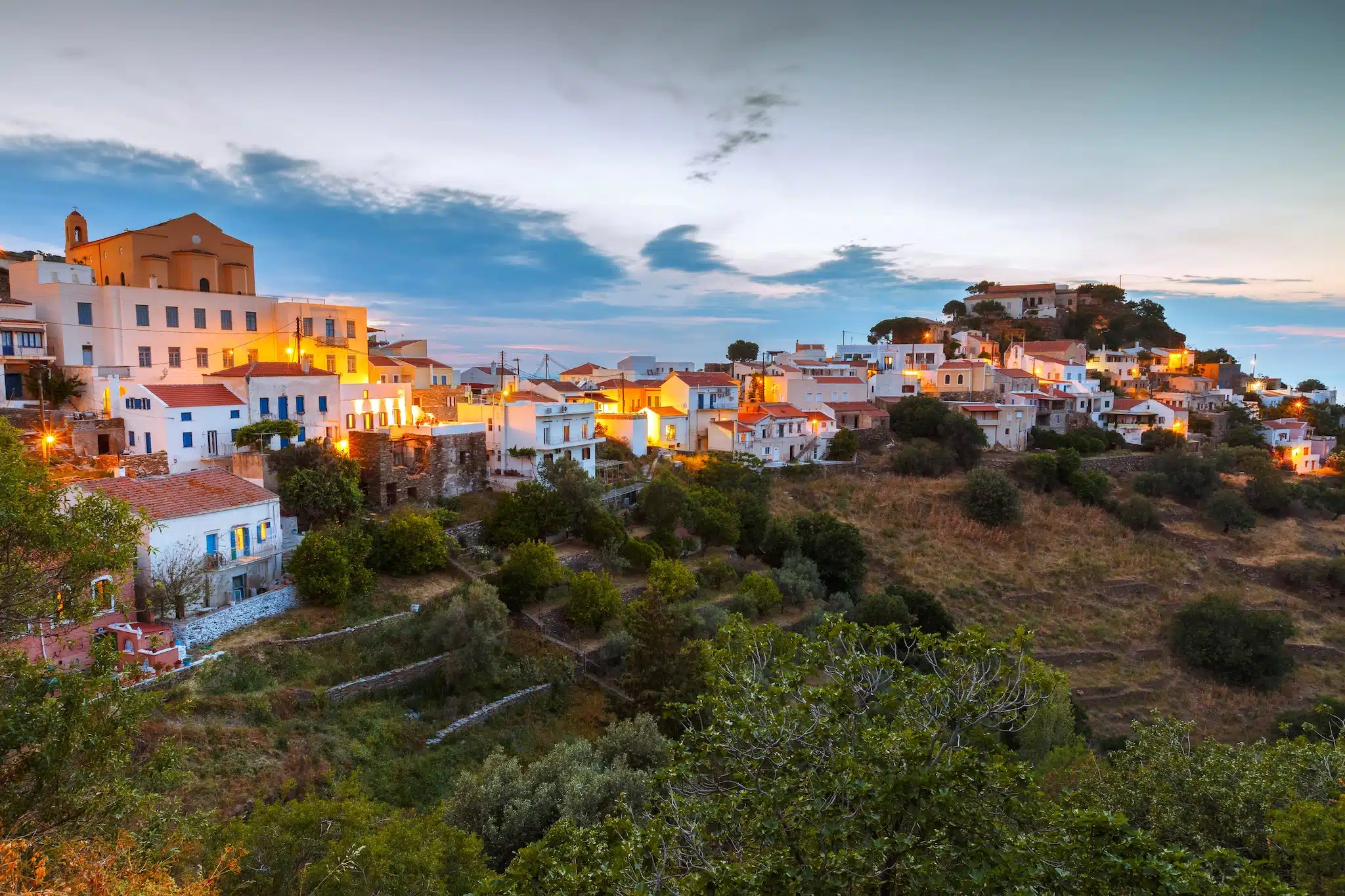 Kea (ou Tzia) dans les Cyclades: le village de Ioulida au coucher du soleil
