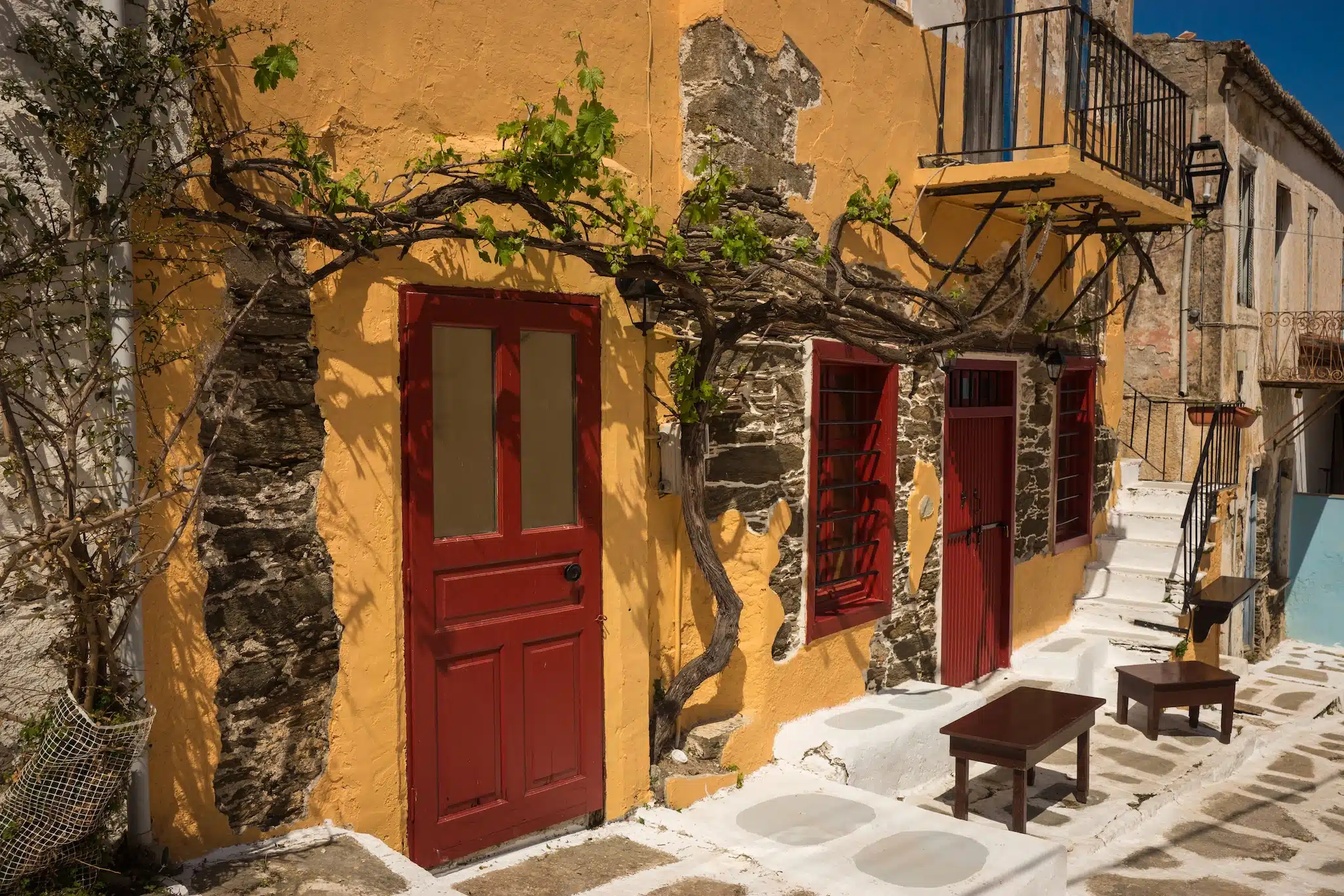 Kea (ou Tzia) dans les Cyclades: rue dans le village de Ioulida