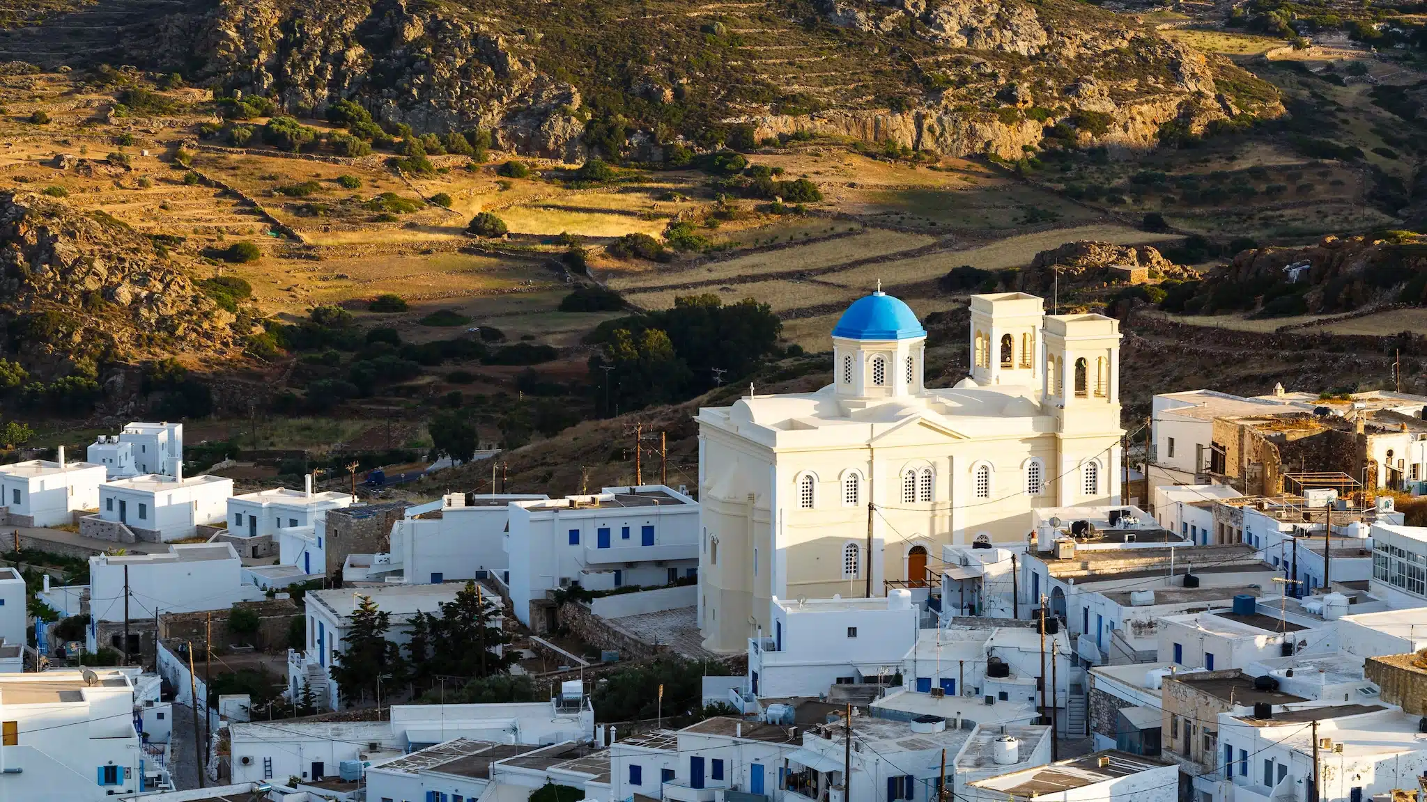 Kimolos: vue aérienne sur l'église de la Panagia Odigitria dans la Chora