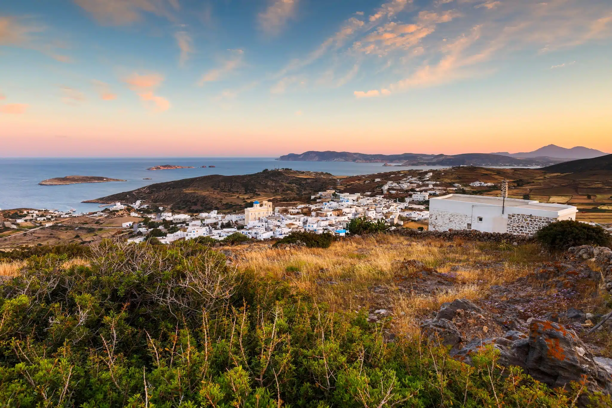 Kimolos dans les Cyclades: vue sur la Chora et l'ile de Milos au loin