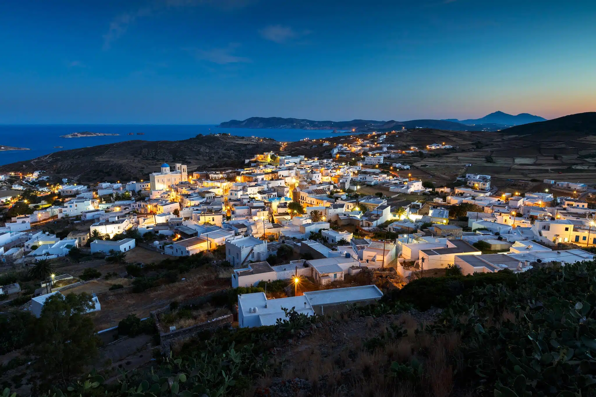 La Chora de Kimolos et Milos en arrière plan au coucher du soleil