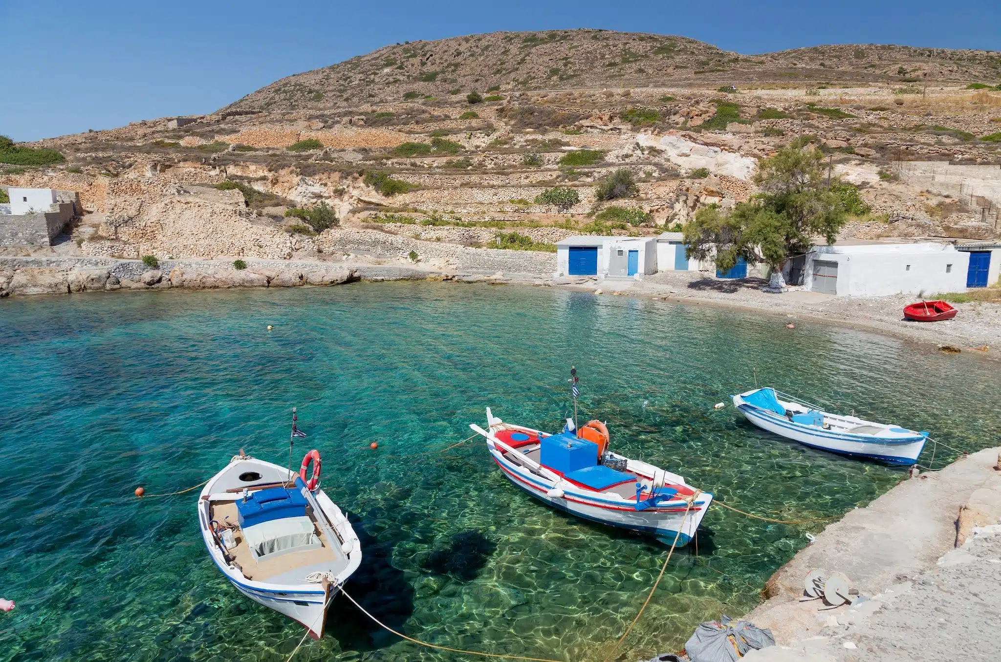 Kimolos dans les cyclades: Bateaux de pêche traditionnels à Ag. Baie d'Agios Nikolaos
