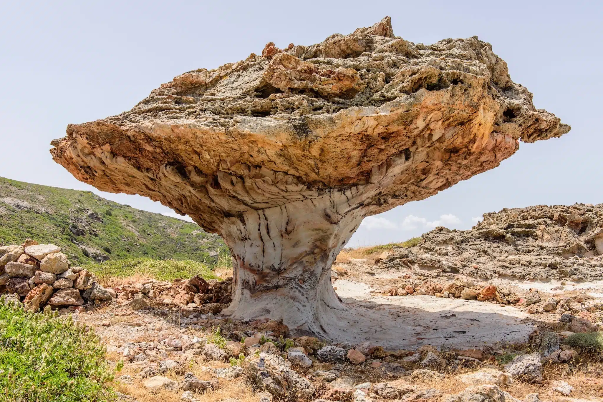 Kimolos: Skiadi en forme de champignon, une attraction naturelle unique de l'île de Kimolos,