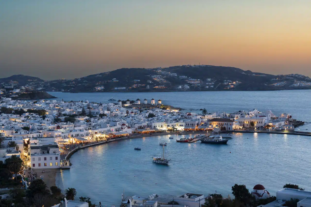 Vue sur le port de Mykonos au coucher de soleil