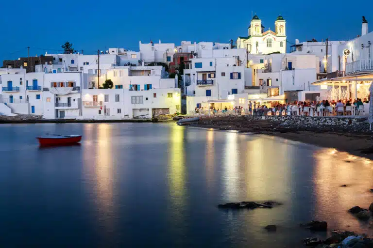 Paros, Cyclades, Grèce : le port de Naoussa au coucher de soleil