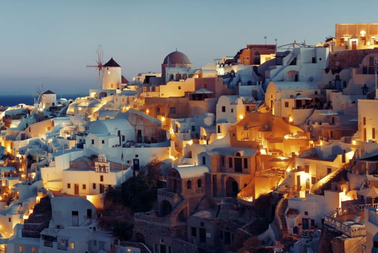 Santorin dans les Cyclades : la skyline au coucher de soleil