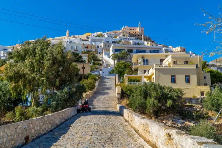 Syros dans les Cyclades - vue sur le village d'Ano Syros depuis le bas du village