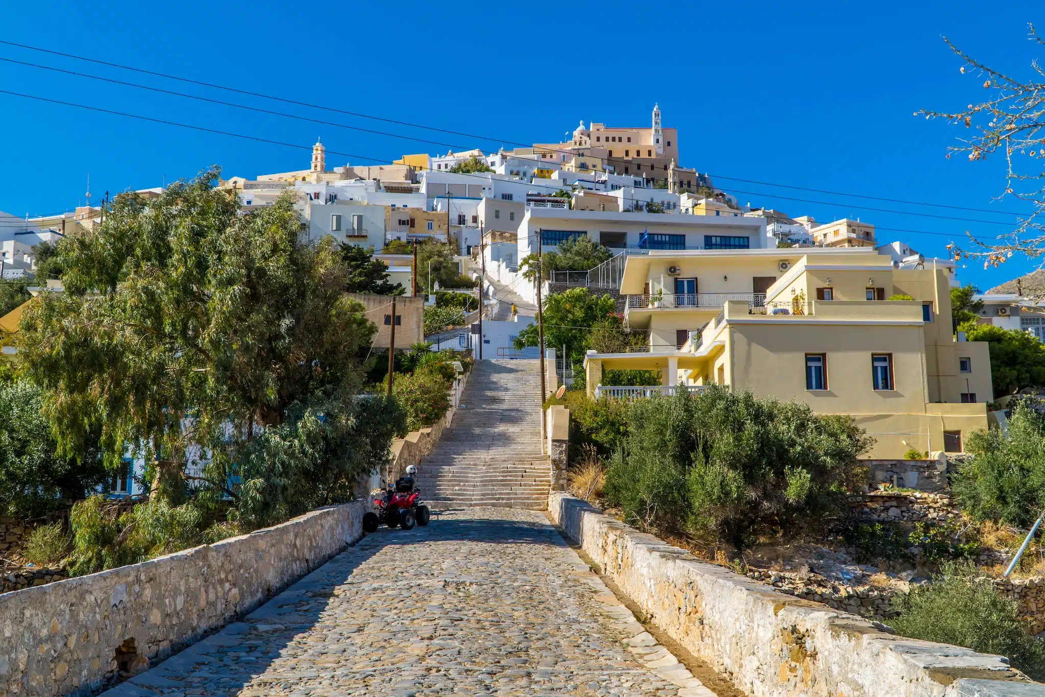 Syros dans les Cyclades - vue sur le village d'Ano Syros depuis le bas du village