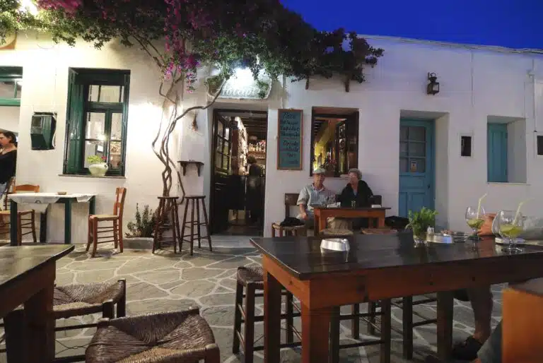 Cyclades - Terrasse de kafenion en fin de soirée sur l'ile de Folegandros