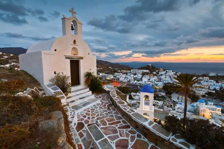 Ile de Ios dans les Cyclades : vue sur la chora depuis une chapelle au coucher du soleil