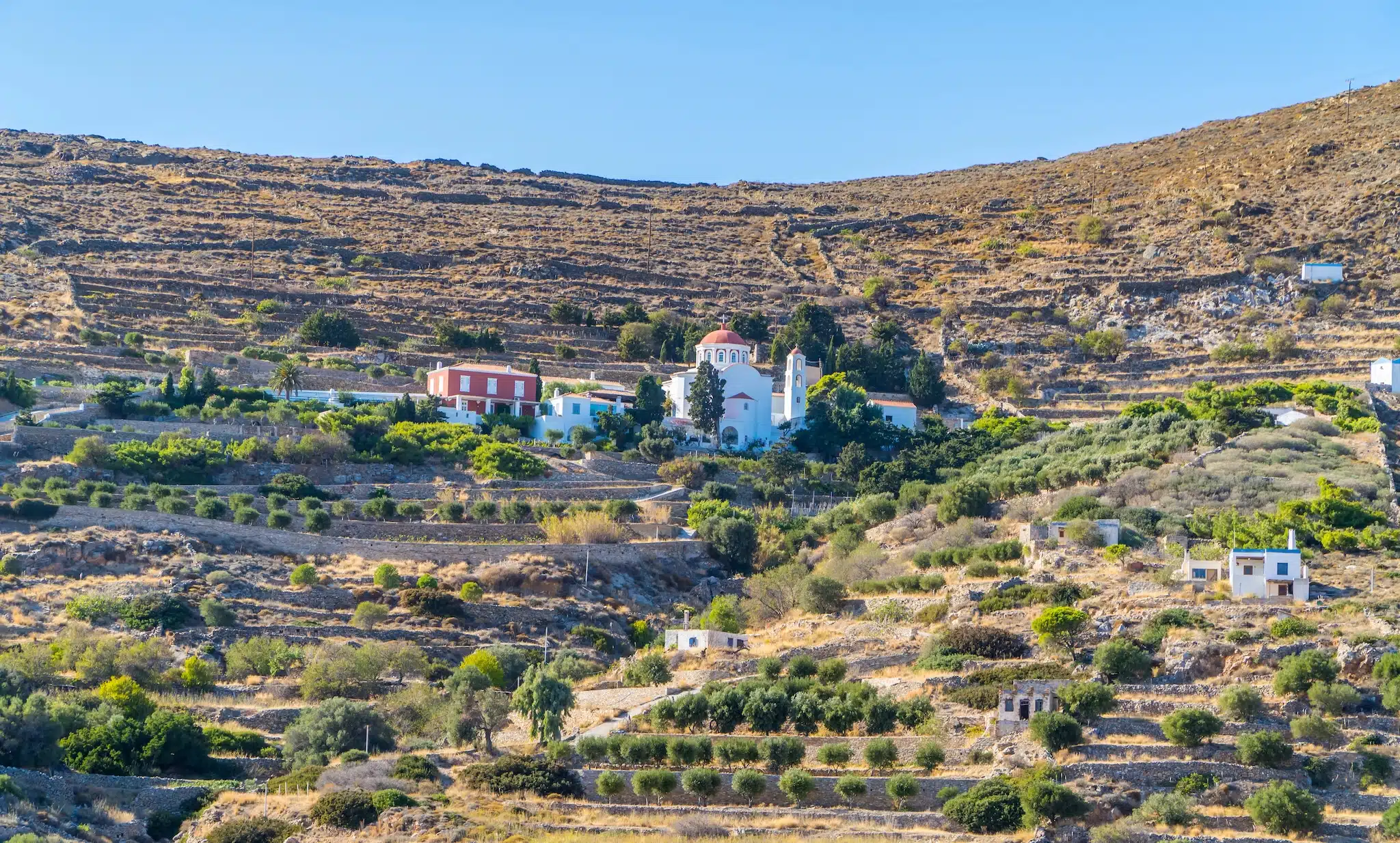 Cyclades - Syros : Petite église et paysage dans l'arrière pays