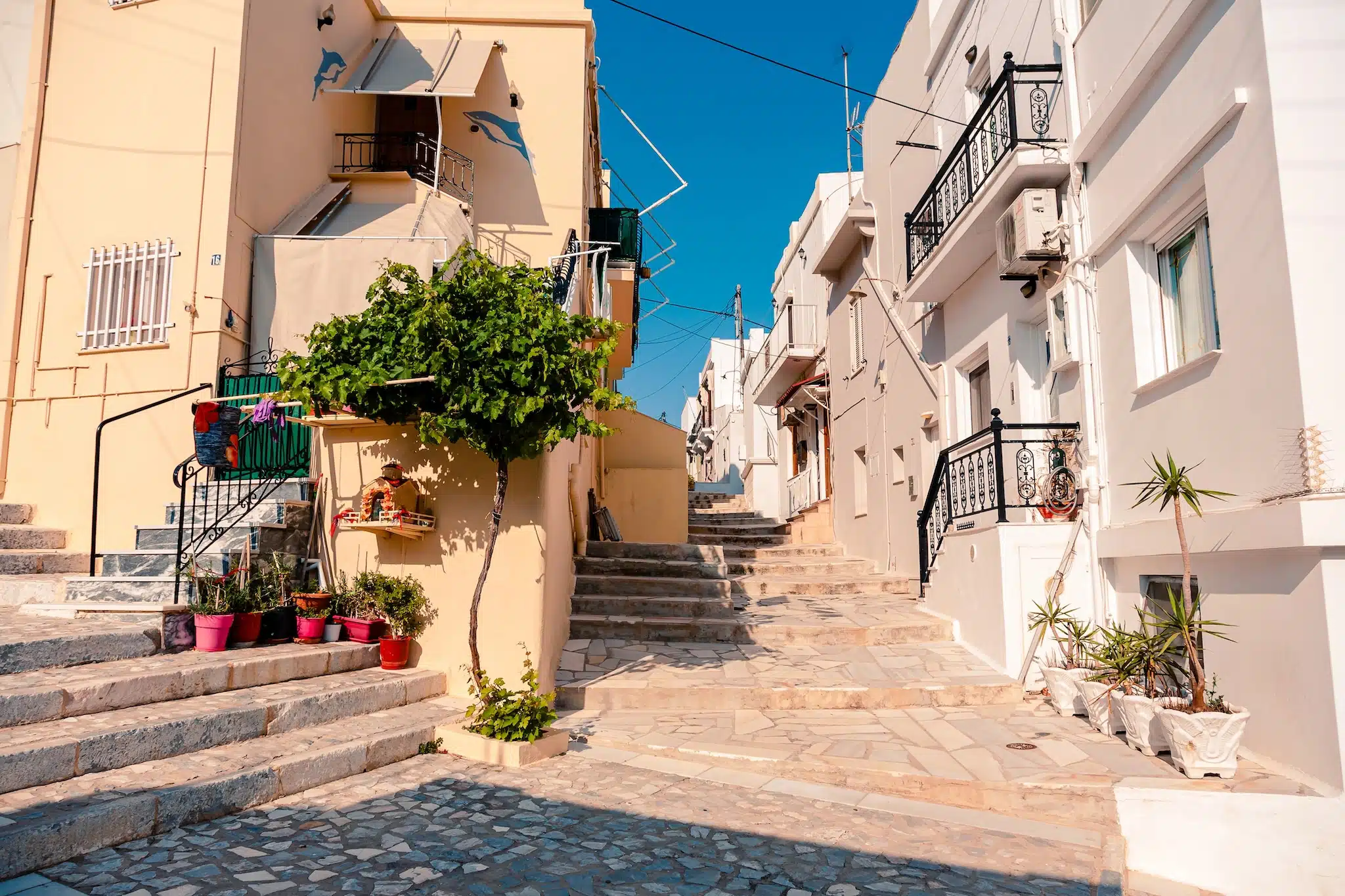 Syros dans les Cyclades - rues pavées et escaliers dans le village d'Ermoupoli