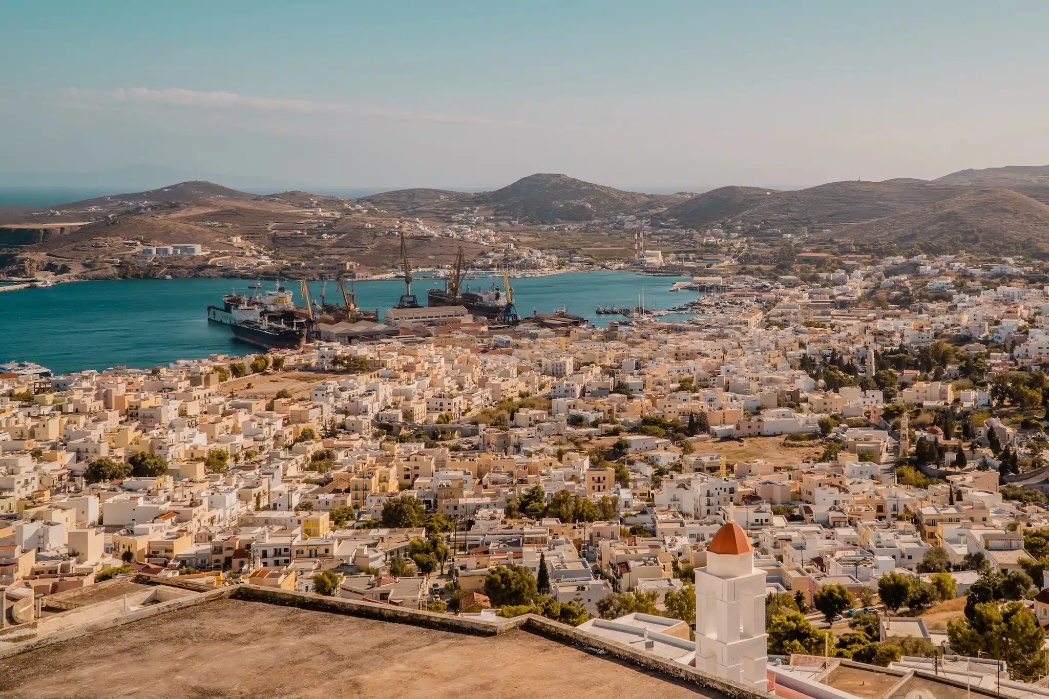 Syros dans les Cyclades - panorama sur la ville d'Ermoupolis depuis le sommet