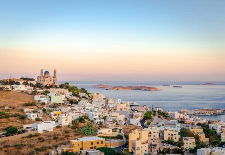 Syros dans les Cyclades - Panorama sur Ermoupolis au coucher du soleil avec l'église de Saint Nicolas