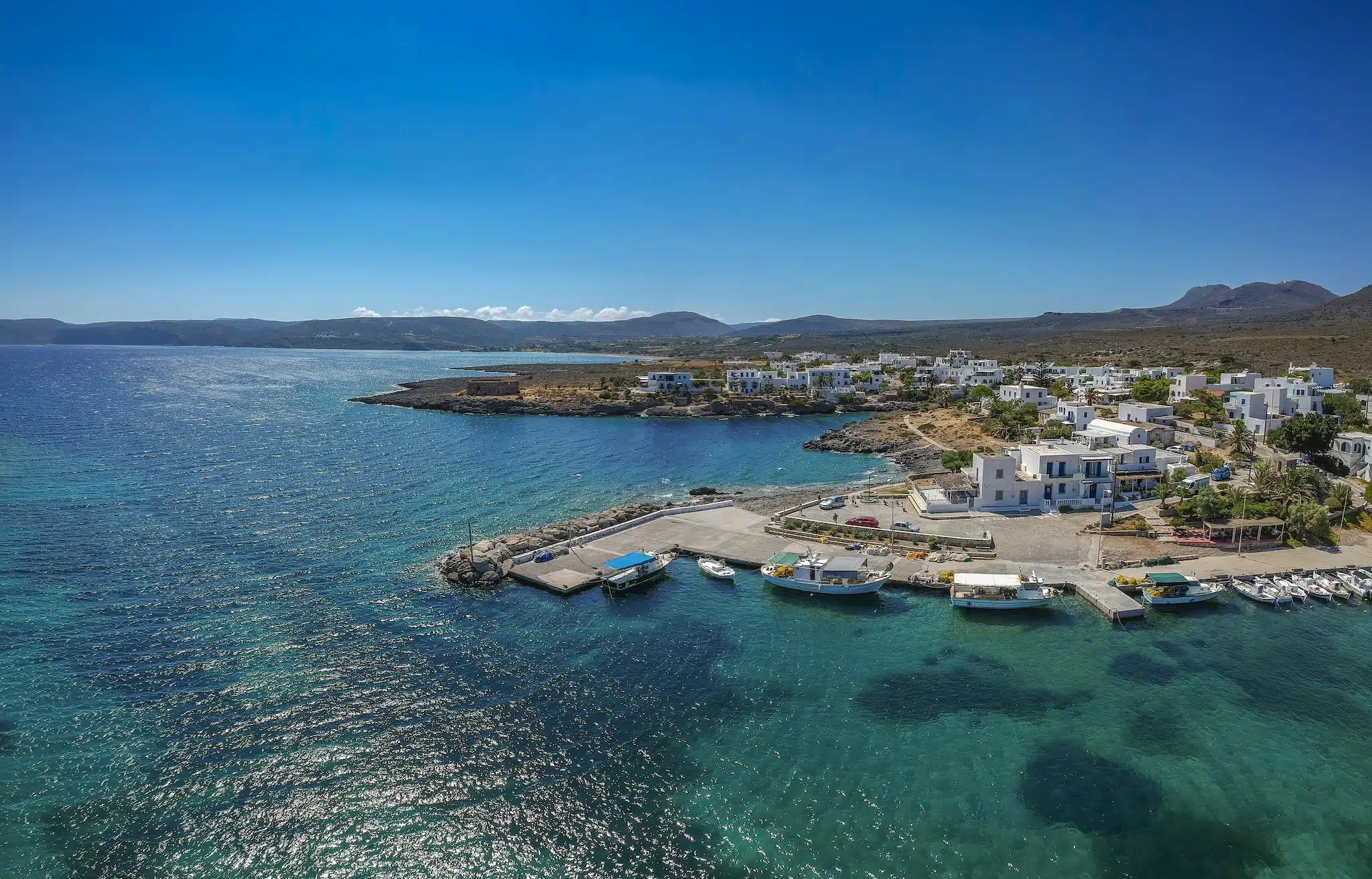 Cythère - Vue aérienne du village d'Avlemonas et son petit port
