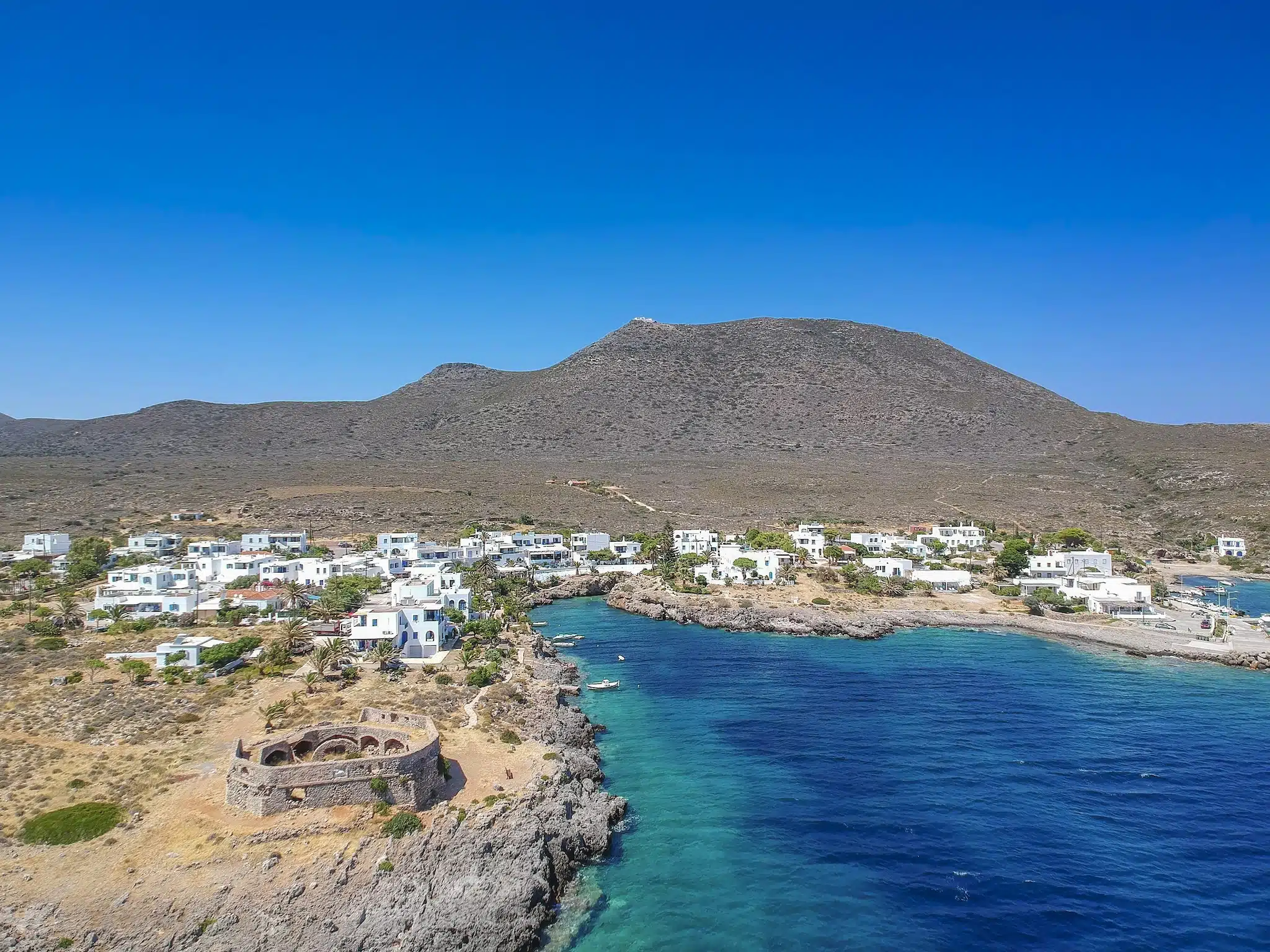 Vue aérienne du pittoresque village balnéaire d'Avlemonas, ou Avlemon, sur l'île de Cythère
