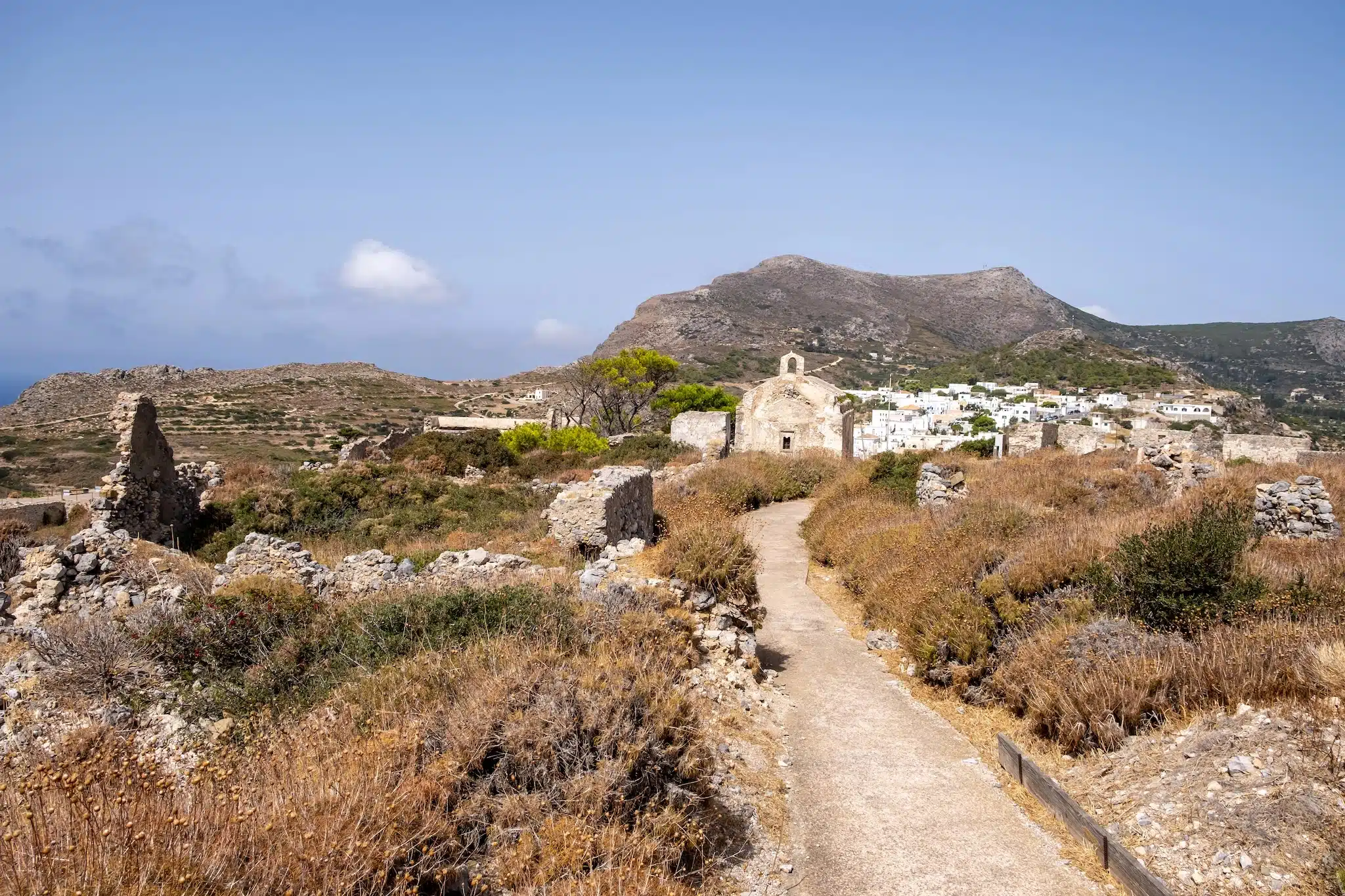 Cythere - chemin dans la nature entre les ruines de Fortezza à l'île de Kythira