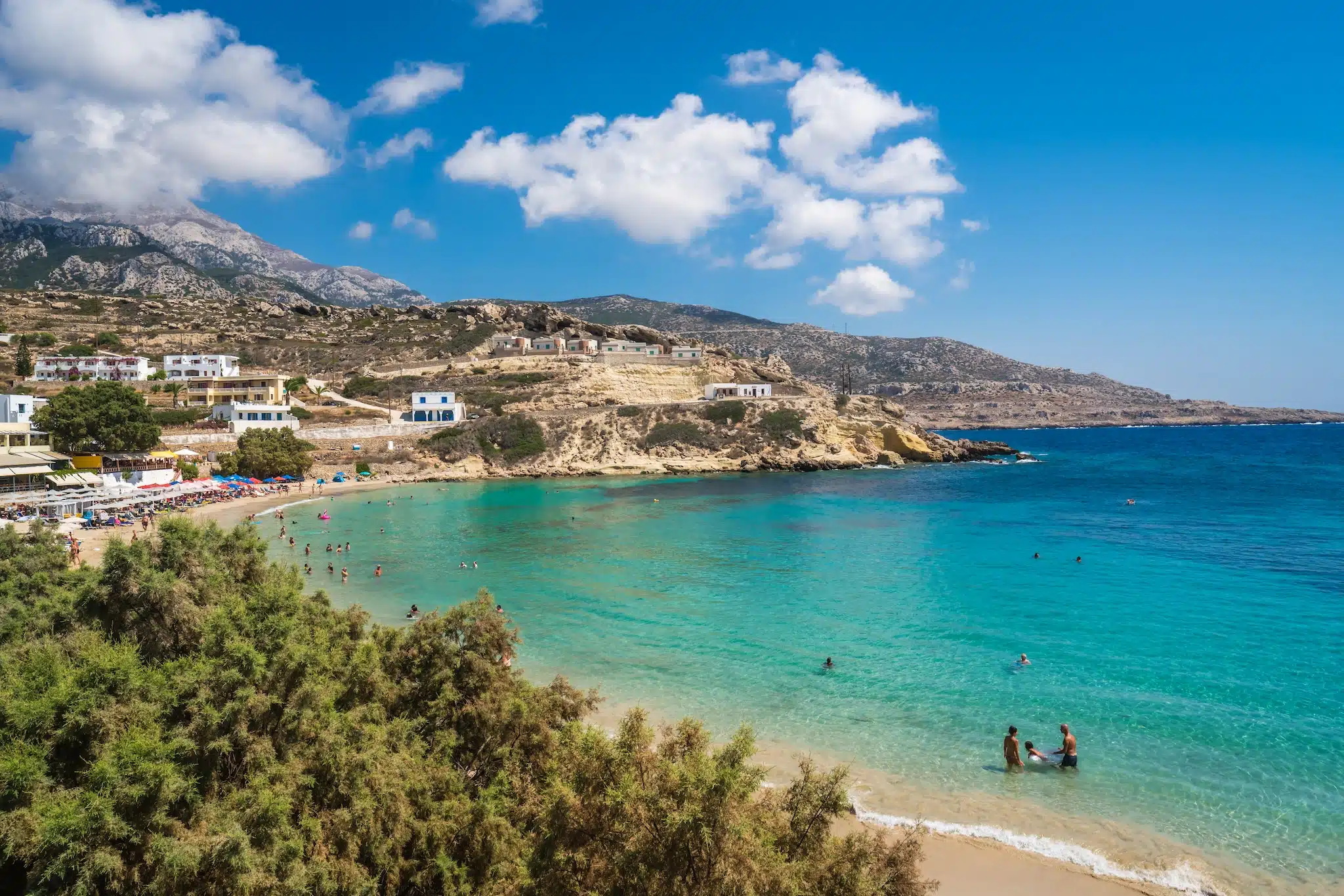 Plage de sable blanc et les eaux cristallines de Lefkos, à Karpathos