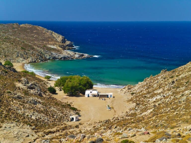 Belle plage d'été grecque ensoleillée. Vue sur la mer bleue de la mer Égée et l'eau turquoise. Île paradisiaque. Plage de Psili Ammos, île de Patmos, Dodécanèse, Grèce