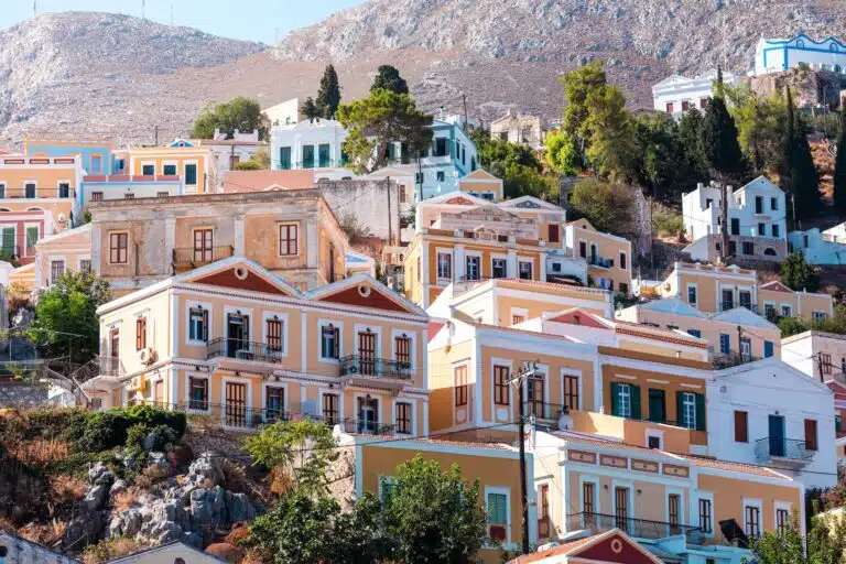 Symi dans le dodécanèse - Vue de maisons traditionnelles colorées
