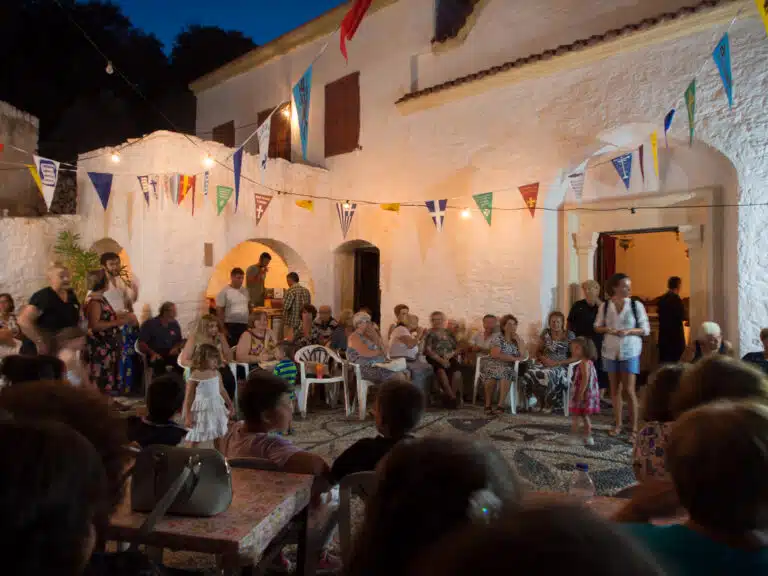 Tilos, fête dans l'ancien village de Mikro Chorio