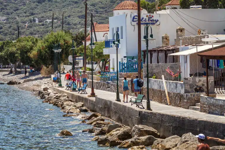 Tilos, promenade sur le bord de mer à Livadia