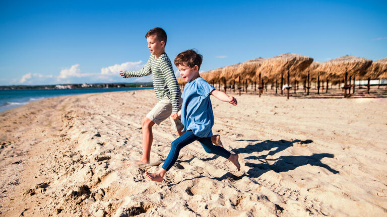 Enfants qui courent sur une plage grecque