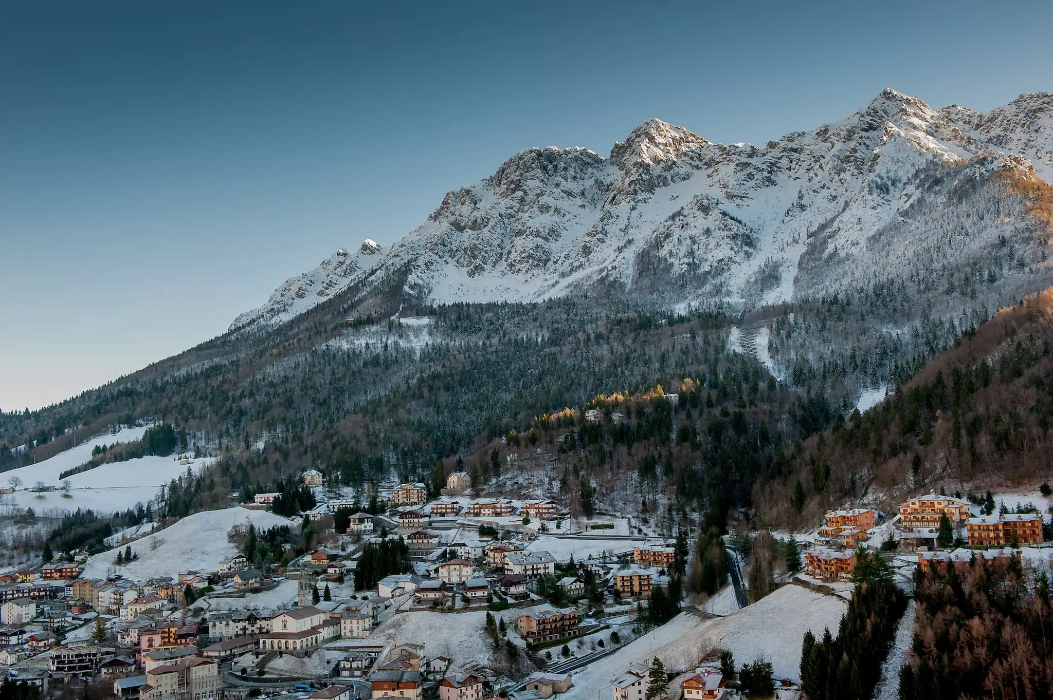 Epire - vue aérienne sur le village de Metsovo en hiver avec la montagne en arrière plan