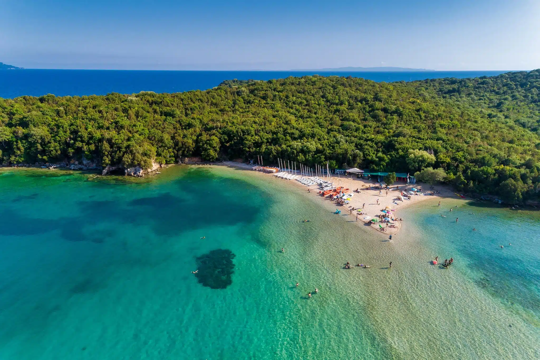 Bella Vraka est une plage exotique célèbre à Syvota, en Épire située sur l'îlot de Mourtemeno