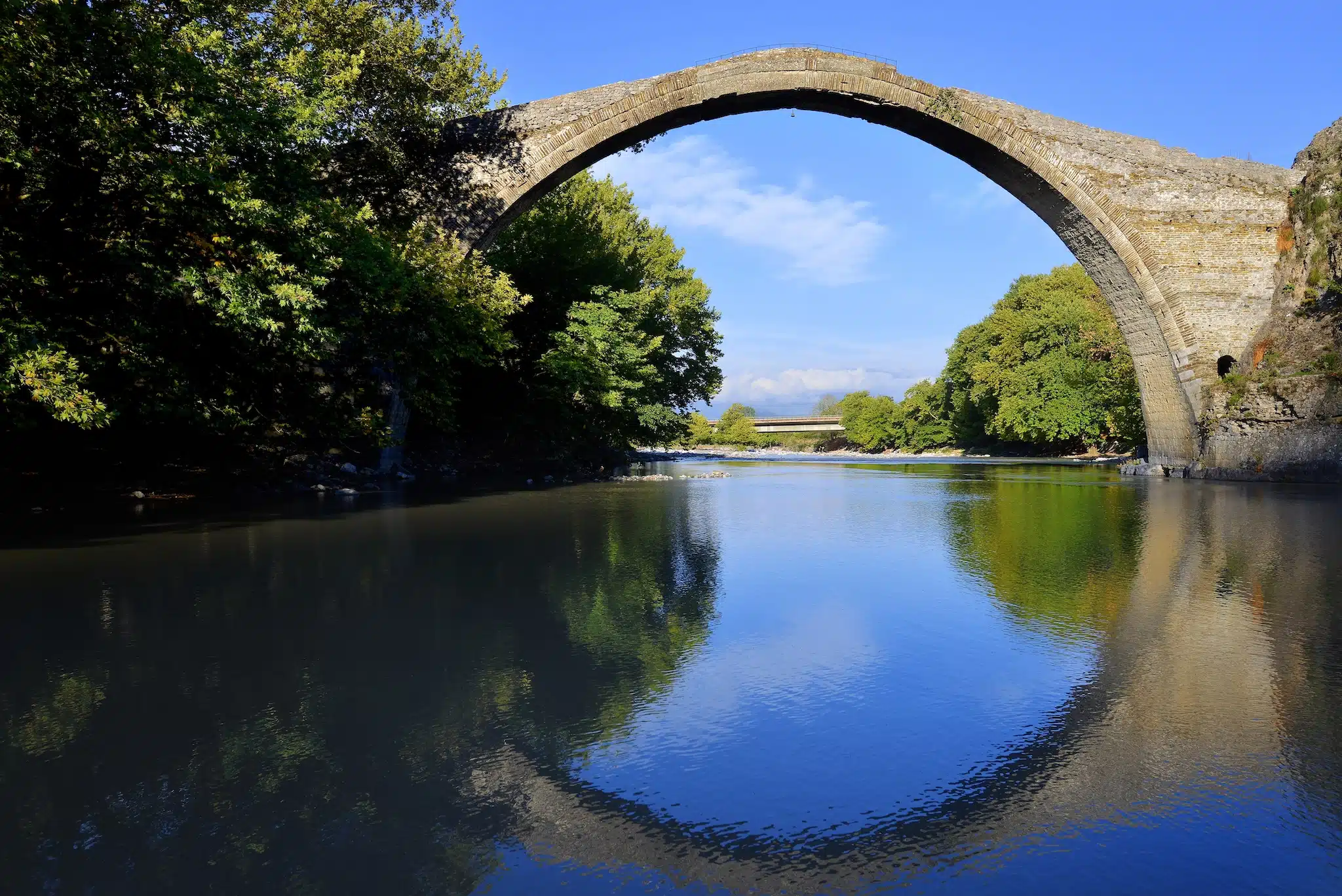 Le grand pont à arche unique de Konitsa, en Épire, juste à l'entrée de la gorge d'Aoos, construit en 1870-71