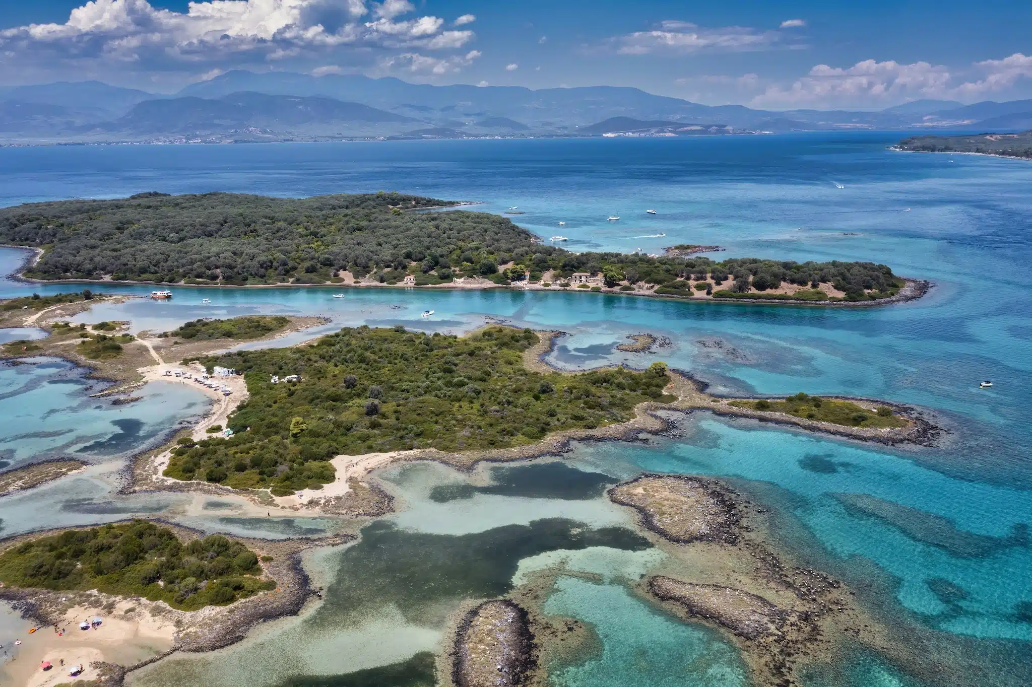 Vue aérienne sur les petites iles de Lichadonisia dans le nord de l'île d'Eubée
