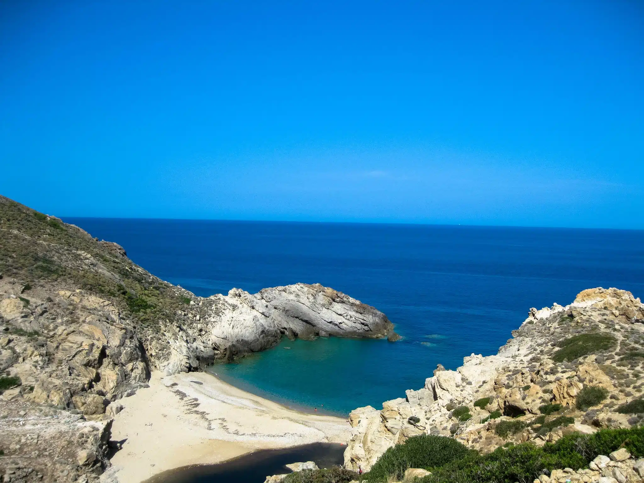 Ikaria dans le nord-est de la mer Égée : la plage de NAS vue depuis la colline