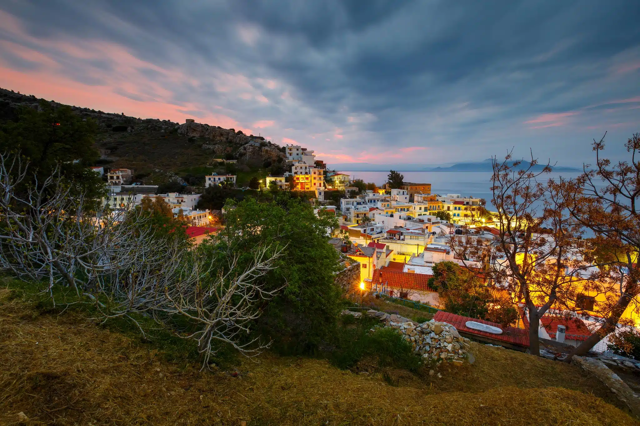 Ikaria dans le nord-est de la mer Égée : vue sur le village d'Agios Kirikos au coucher du soleil