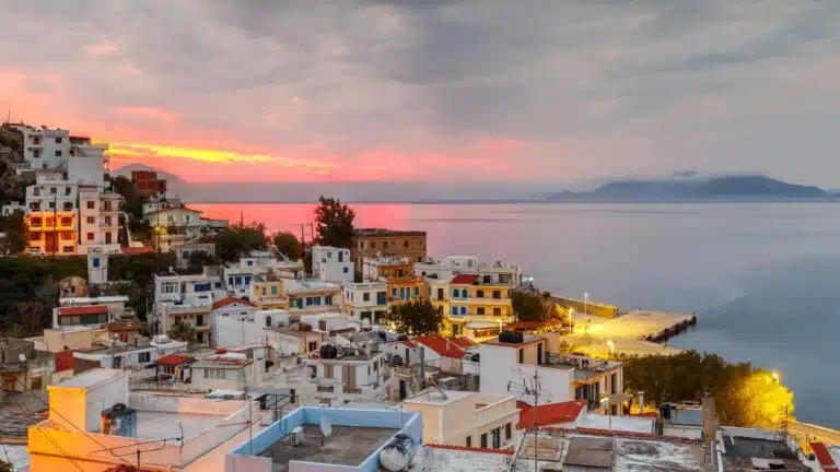 Ikaria, dans le nord est de la mer égée - vue panoramique du village au coucher du soleil