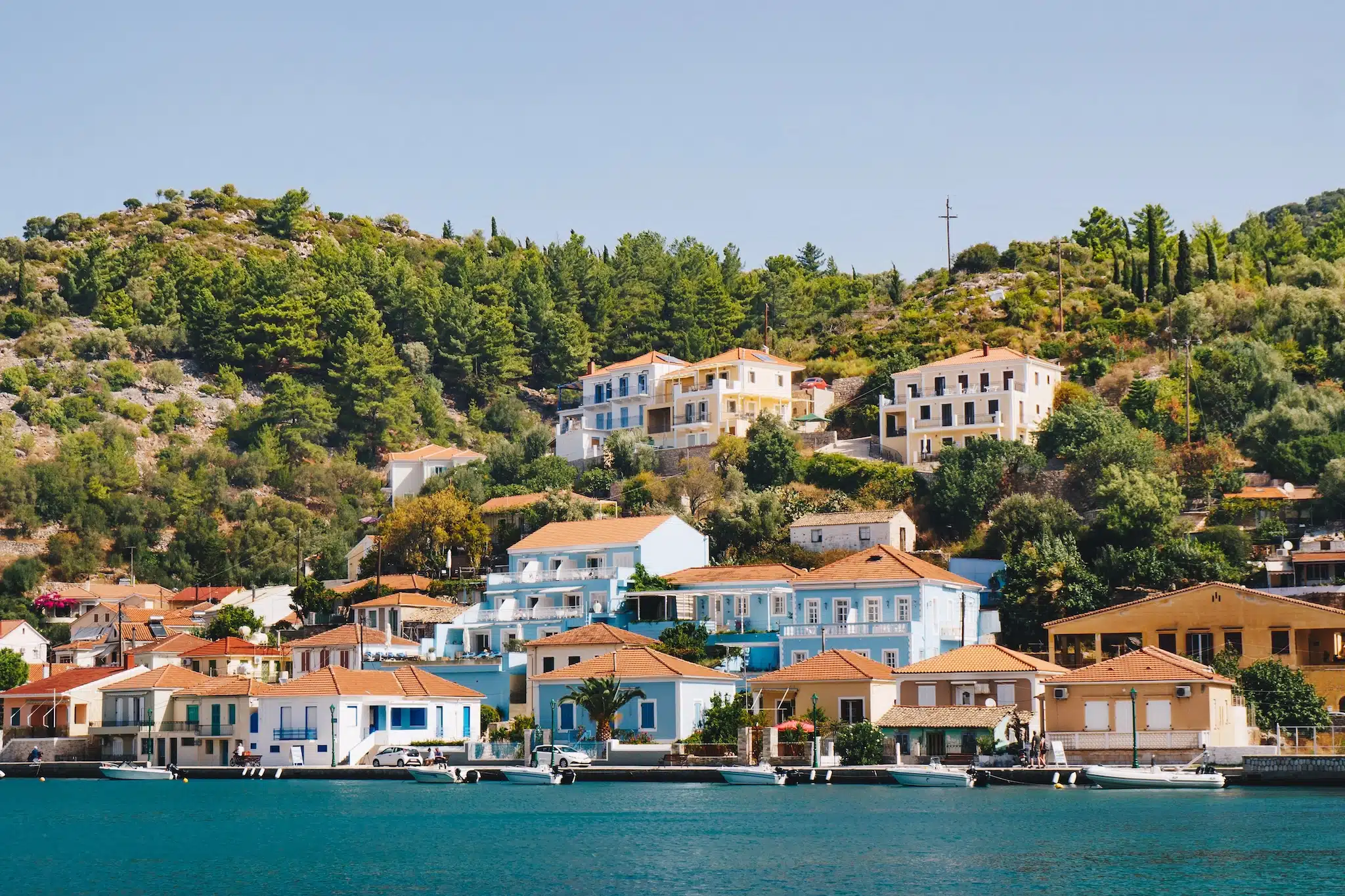 Ithaque dans les îles ioniennes : maisons traditionnelles dans le village de Vathy