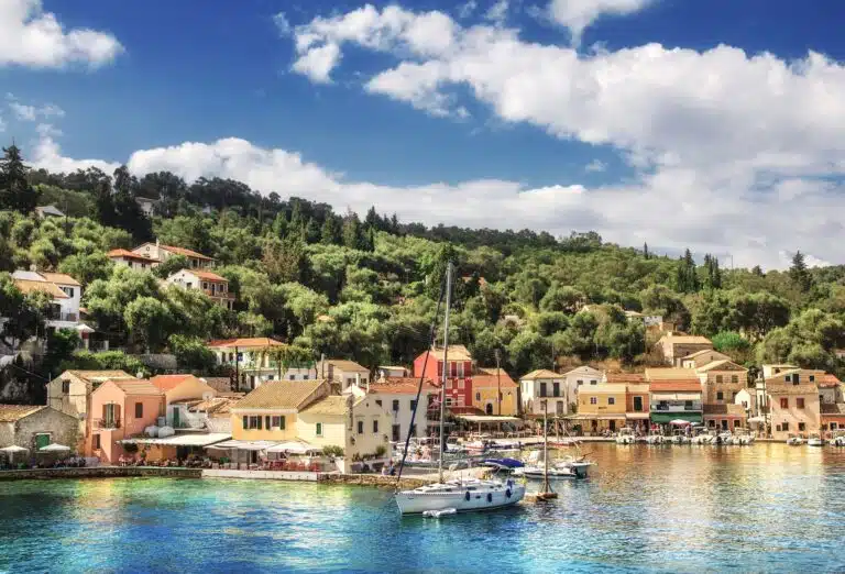 Paxos dans les îles ioniennes - Le village de Loggos vue depuis la mer
