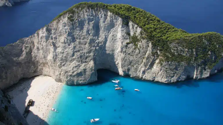 Zakynthos - La plage de Navagio (épave)