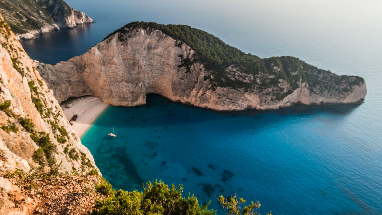 Zakynthos (ou Zante), la plage de l'épave (Navagio)