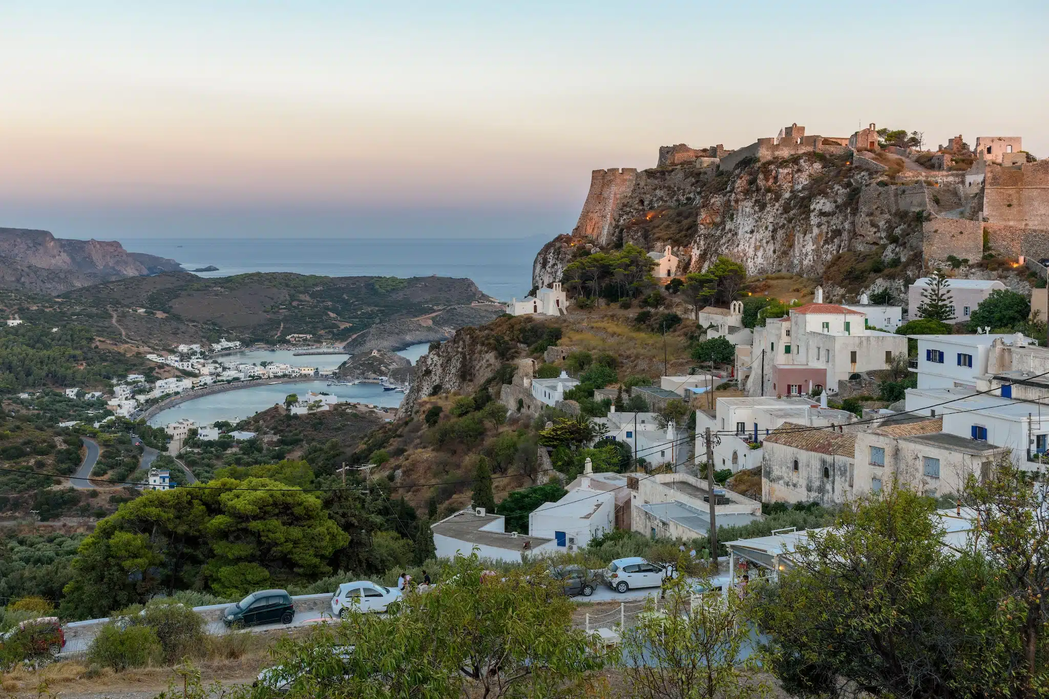 Cythère : vue sur la hora et le petit port de Kapsali en arrière plan