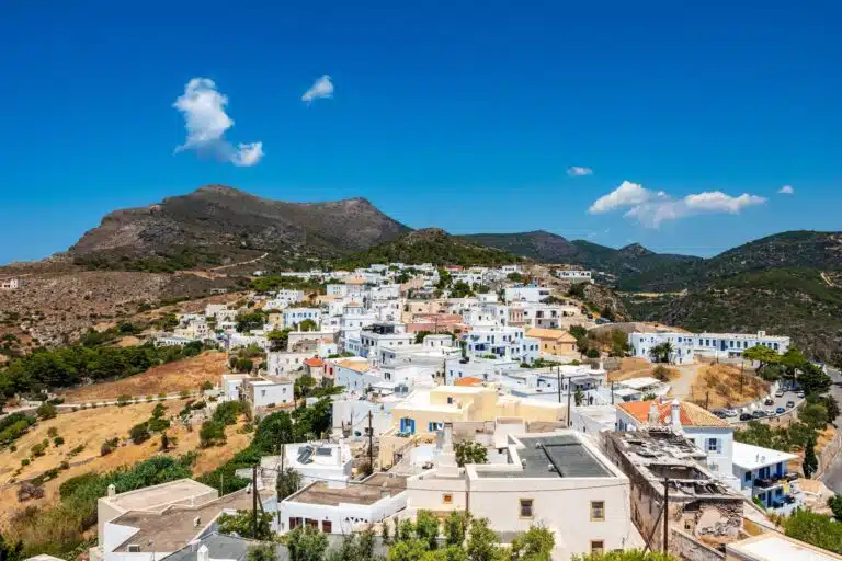 Cythere- Vue panoramique sur la Chora, Cythère et le château sous le soleil