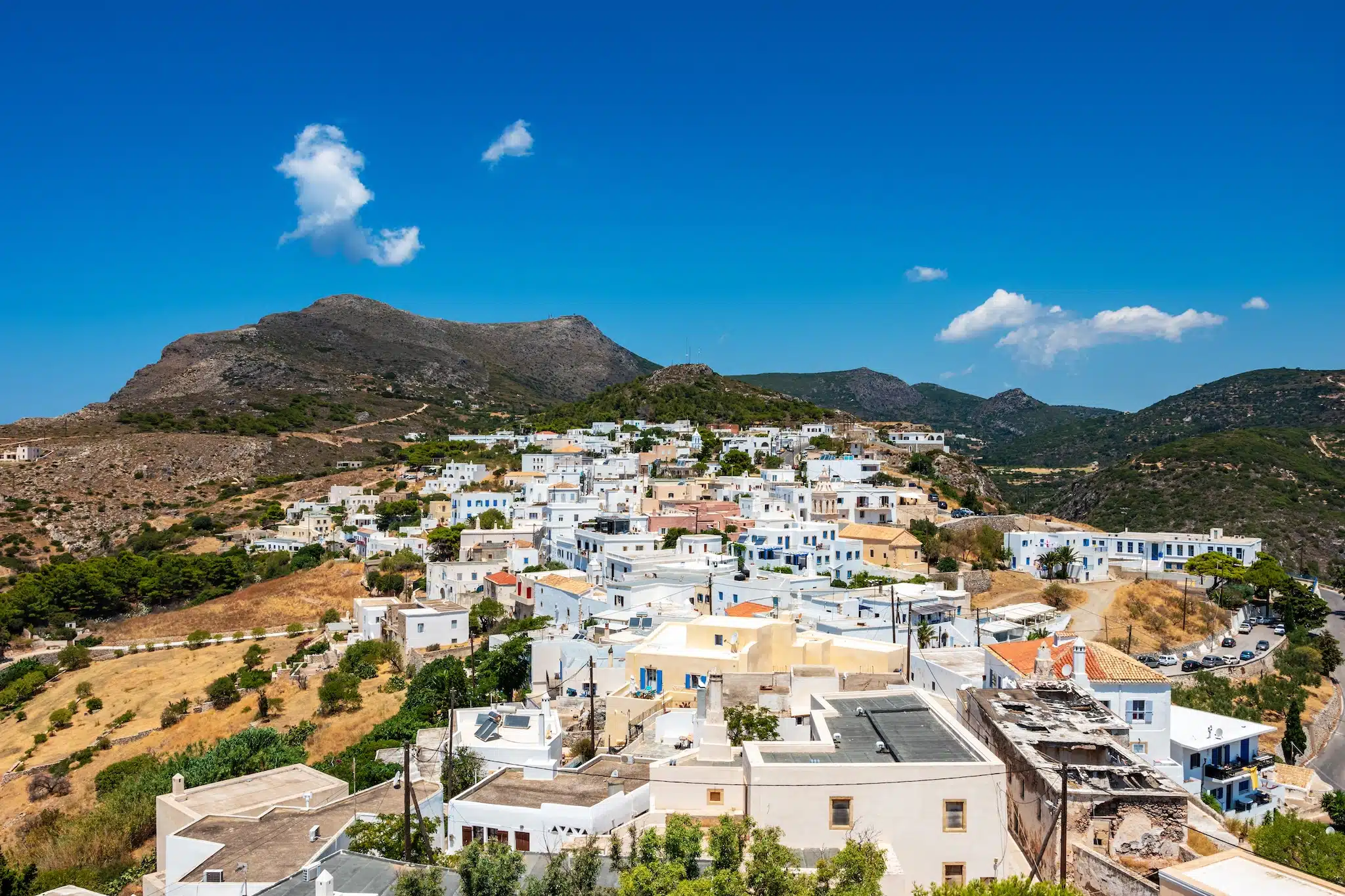 Cythere- Vue panoramique sur la Chora, Cythère et le château sous le soleil