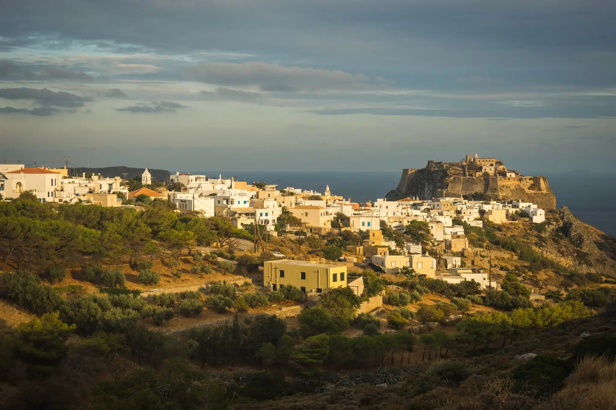 Cythere : magnifique vue sur la hcora et le Kastro depuis la montagne