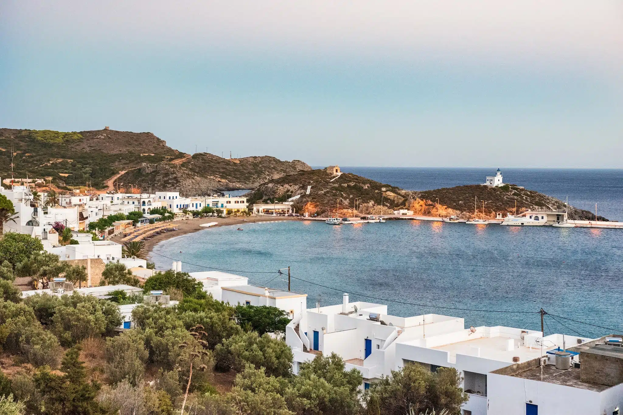 Magnifique vue sur le coucher de soleil au-dessus de la plage de Kapsali, sur l'île de Cythère, en Grèce